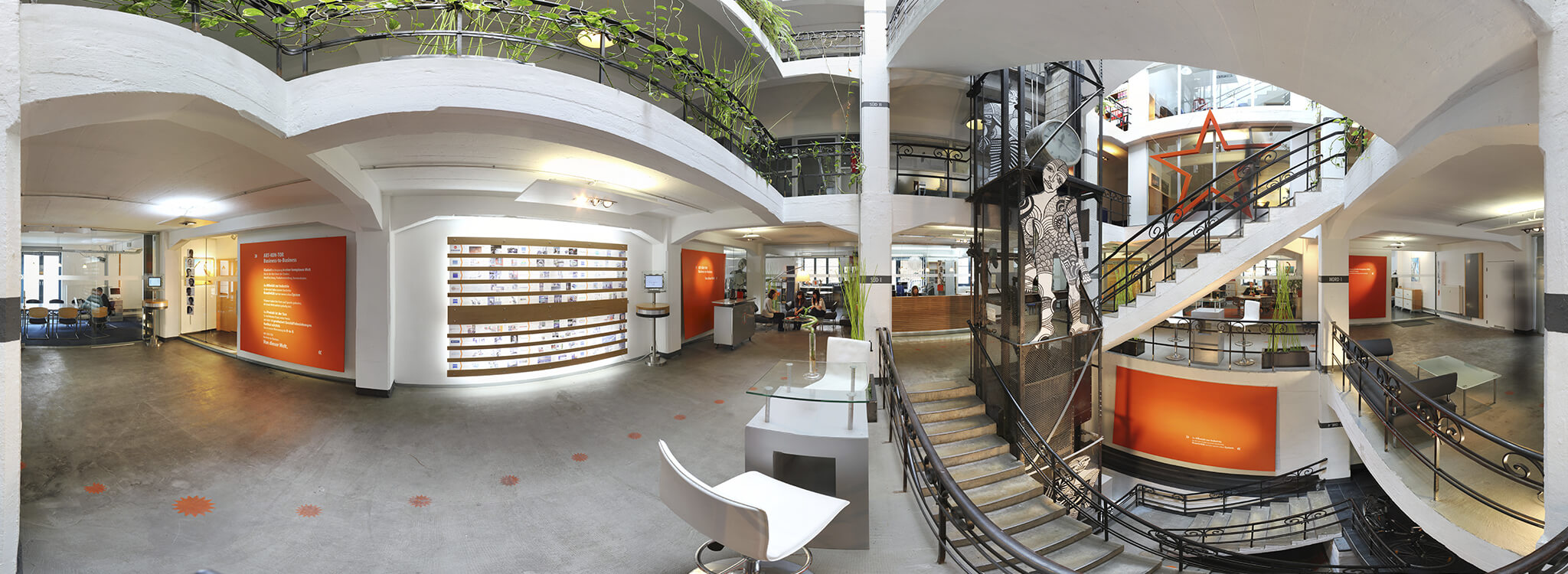 Panoramablick in das Erdgeschoss des ART-KON-TOR Firmensitzes